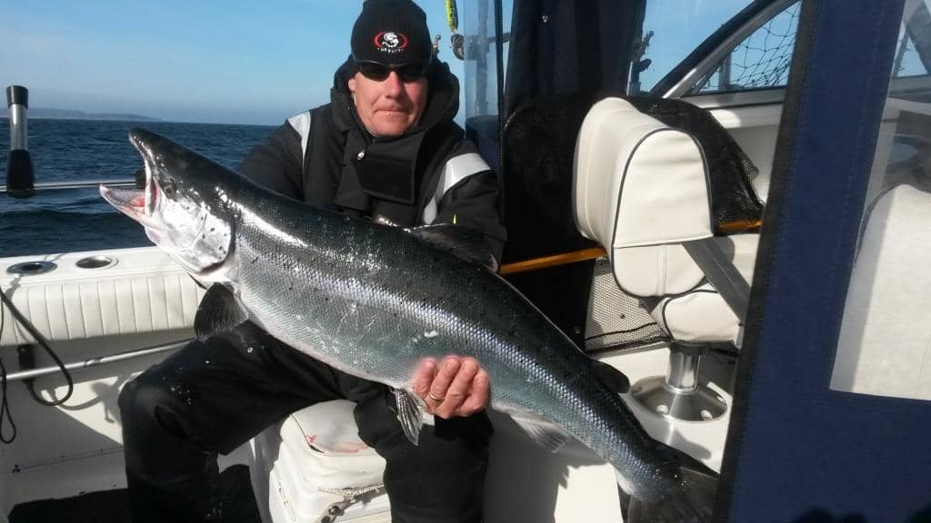 Kent Morel med en imponerende laks på 16,2 kg fanget på Bornholm.